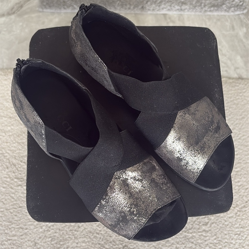 COMFY SESTO MUCCI Metallic Cross Band Zip Back Sandals